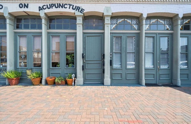 Spacious Loft Near The Strand, Port & Beach