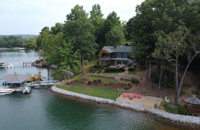 Spacious Log Cabin on Point Lot, Private Beach, Boat and PWC Rental Available