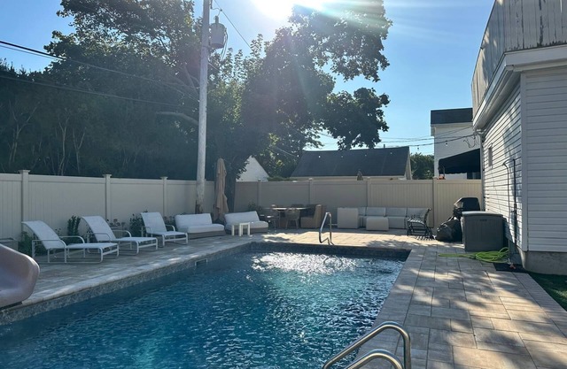Spacious Long Beach 4-bedroom house, giant pool deck, steps to beach & train