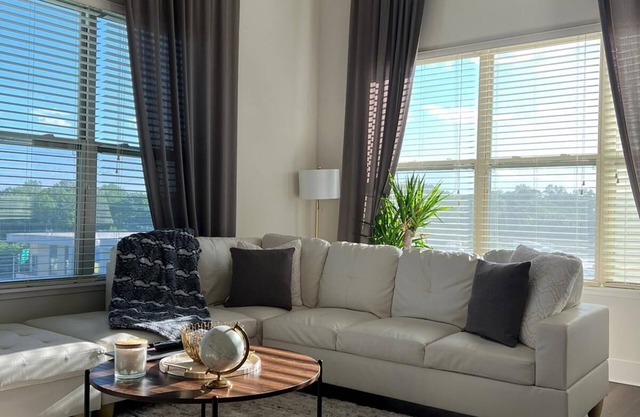 Spacious Luxe 2BR Suite in Midtown