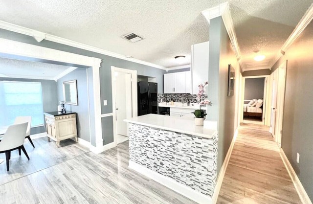 Spacious & Luxurious Villa - Large Fenced Backyard