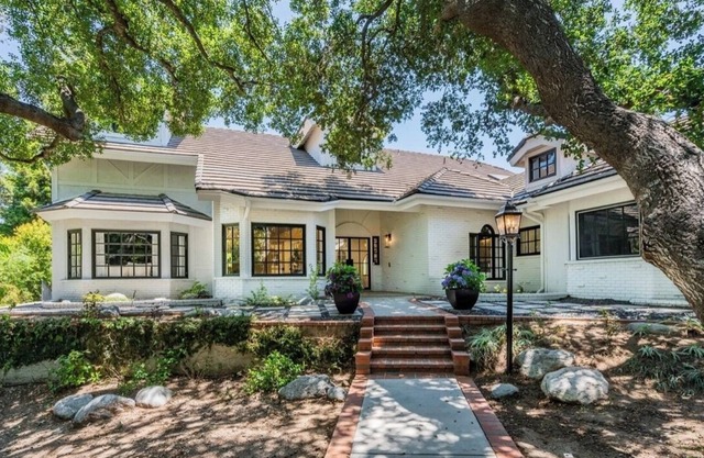 Spacious luxury home with private pool, hiking trail access and nearby beaches!