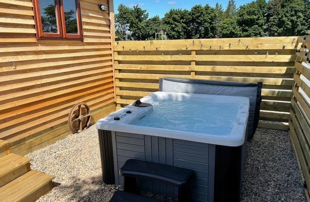 Spacious luxury lodge with high end décor to sleep four.