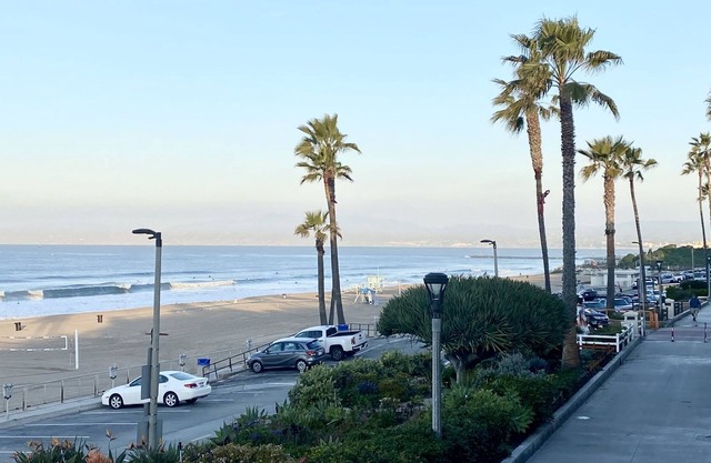 Spacious Manhattan Beach Unit on Strand! - Accepting under 30 days!