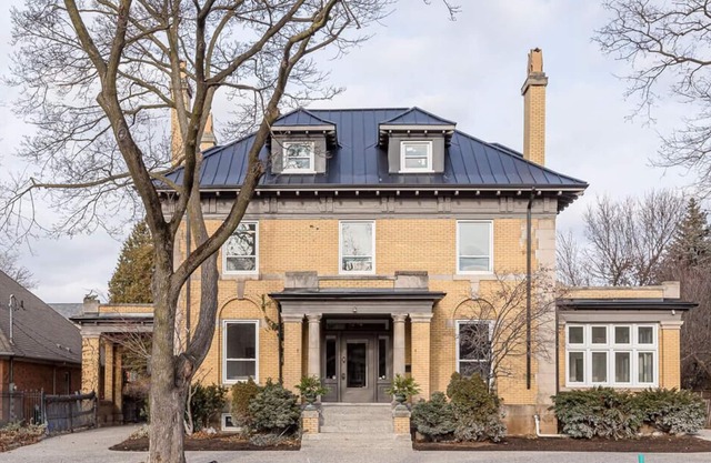 Spacious Mansion & Coach House - In The Heart Of Hamilton