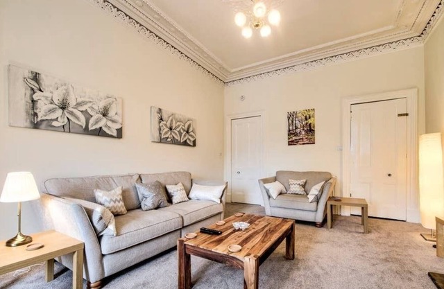Spacious, Modern Apt. close to GLA Airport