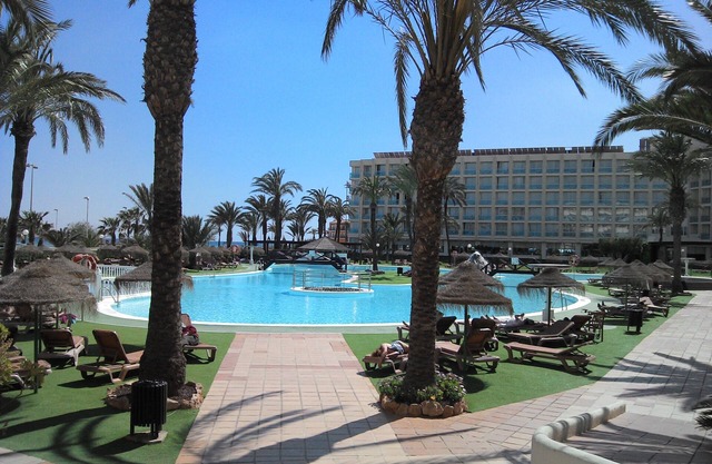 Spacious modern apartment, South facing close to the Beach with pool in complex.