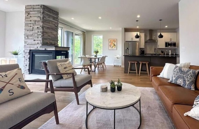 Spacious Modern NEW 3BR ~2400 sq ft + View