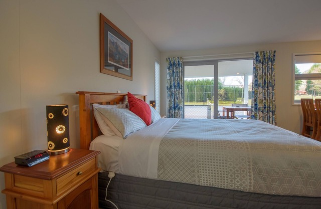 Spacious, Modern Studio Apartment below Coronet Peak
