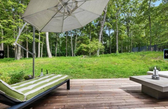 Spacious Modern on wooded lot - 5 min from beach!