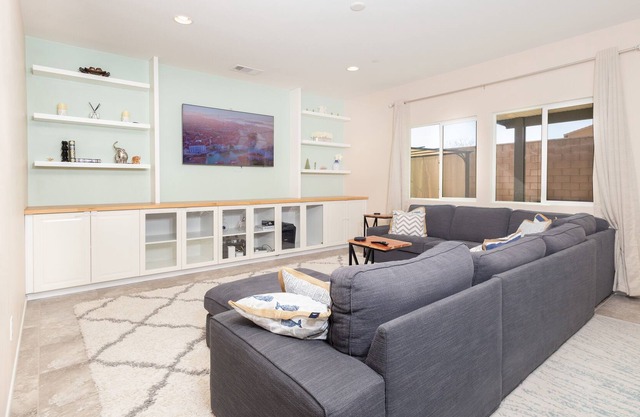 Spacious Modern Riverside Home 4BDR - 3BA Sleeps 10