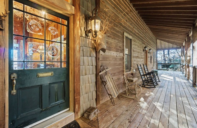 Spacious Mountain Side Home with Spectacular Views
