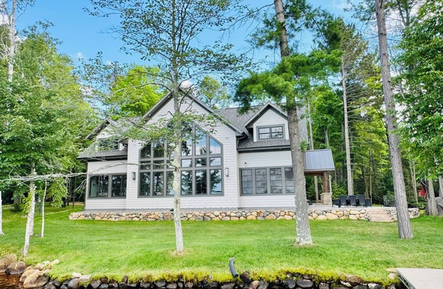 Spacious new lake home on world's largest chain of lakes, golf course, trails