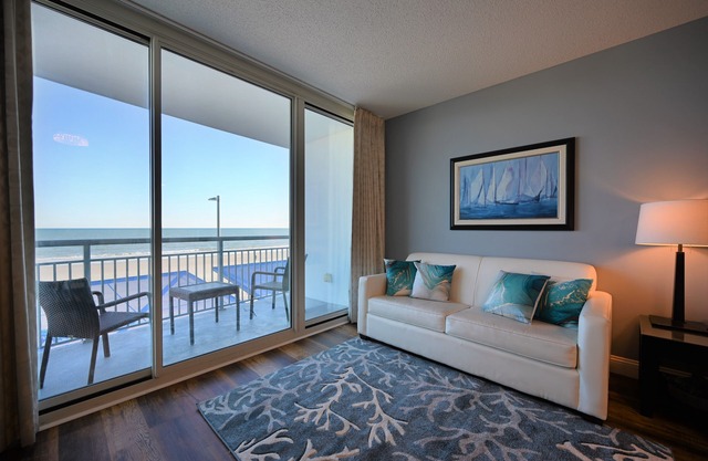 ⭐️Spacious Ocean Front Modern Decor.Spectacular View 2 Full Bath , 2nd floor
