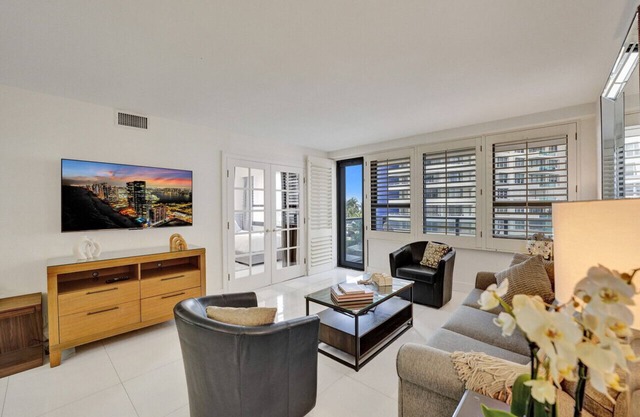 Spacious Ocean View Condo with Beach Service and Resort Amenities 609
