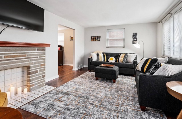 Spacious Open Floor Home, 15min from Downtown, w/ Private Garage & Patio
