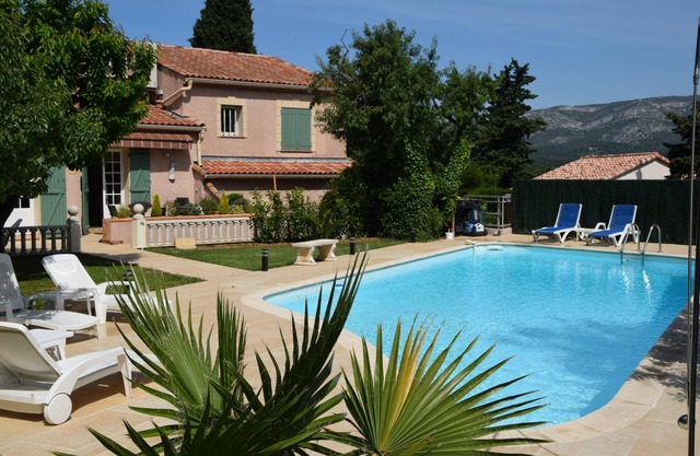 Spacious, private Provencal house with large swimming pool