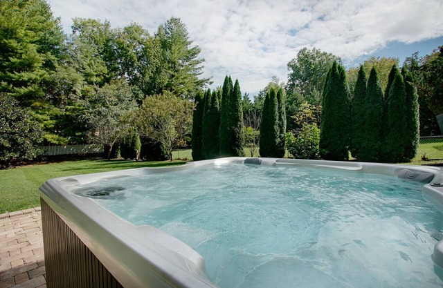 Spacious Quiet Retreat with Hot Tub and Walk to River Minutes to Harpers Ferry