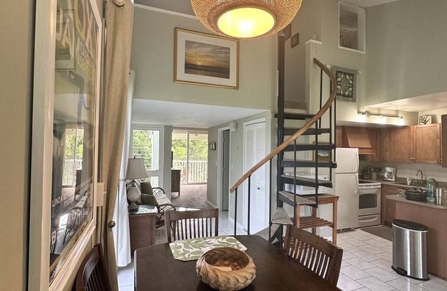 Spacious & Quiet Upstairs End Unit Studio Loft w/new bathroom & Split A/C units