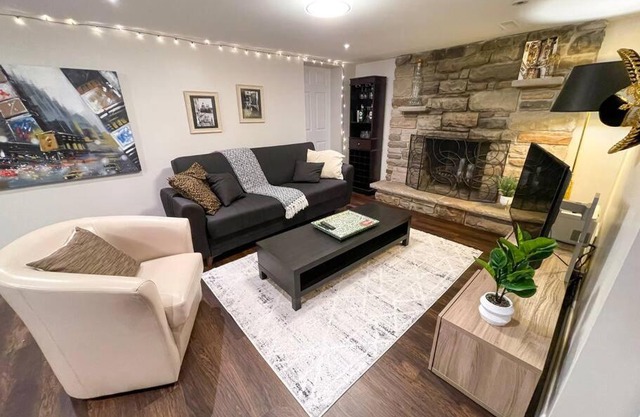 Spacious & Renovated 1BD Suite w/parking