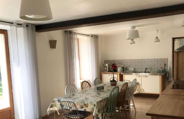 Spacious Renovated Cottage with Garden, EV Charger, Near Major Attractions