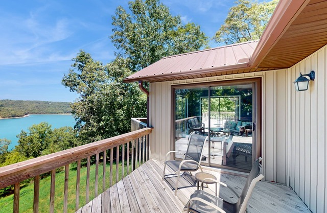 Spacious Retreat with Serene Lake Views, Hot tub & Internet