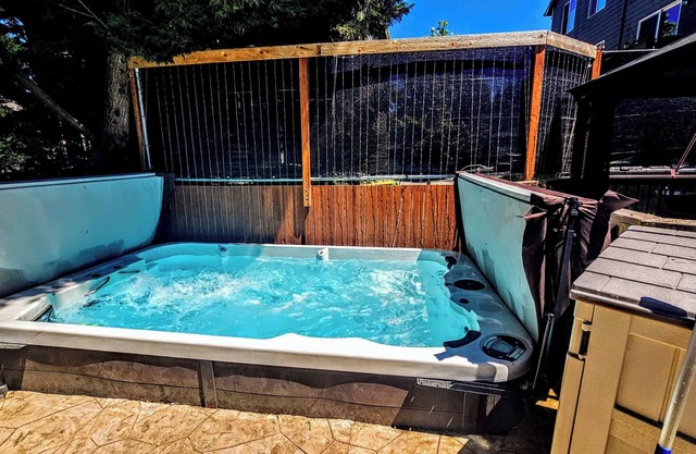 Spacious Retreat W/Swim Spa & Full Kitchen