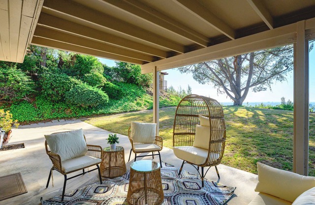 Spacious Retreat With Scenic Mountain Views
