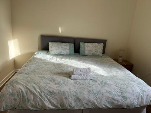 Spacious room close to tram