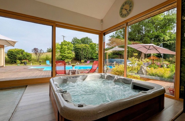Spacious room with pool, spa, and hammam