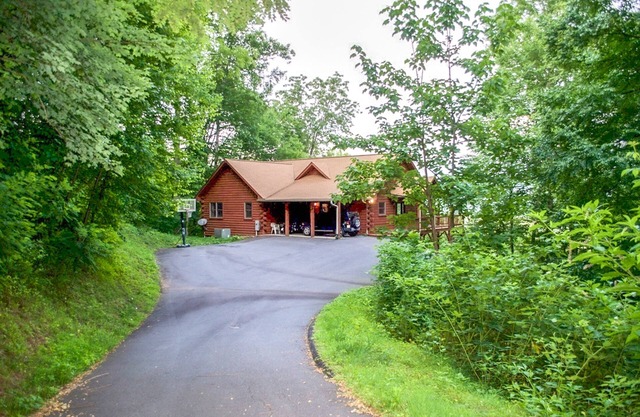 Spacious & rustic mountain-view cabin with decks, Ping-Pong, foosball, fireplace
