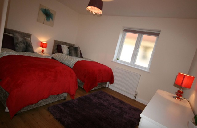 SPACIOUS SERVICED APARTMENT 2 BEDROOMS & 2 BATHROOMS IN THE HEART OF AYLESBURY.