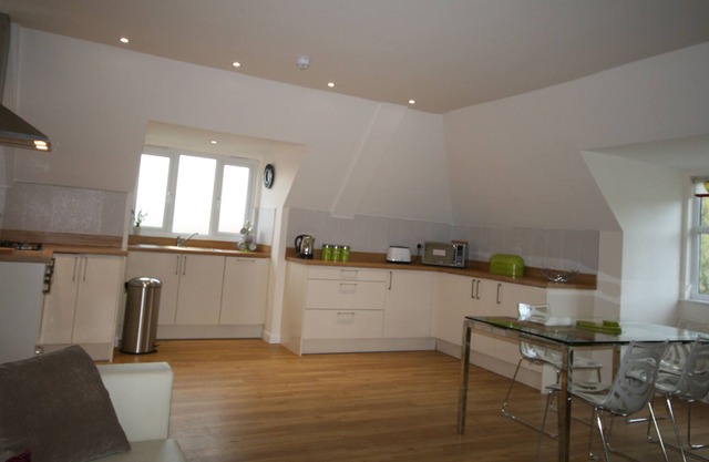 SPACIOUS SERVICED APARTMENT 2 BEDROOMS & 2 BATHROOMS IN THE HEART OF AYLESBURY.