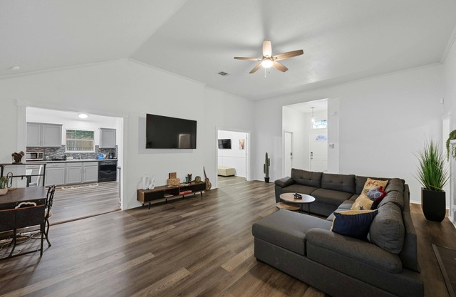 Spacious Southern Hideaway in city. Minutes from downtown & airport. Sleeps 11