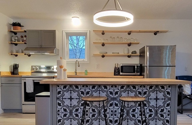 Spacious Studio! Conveniently located near shopping district.