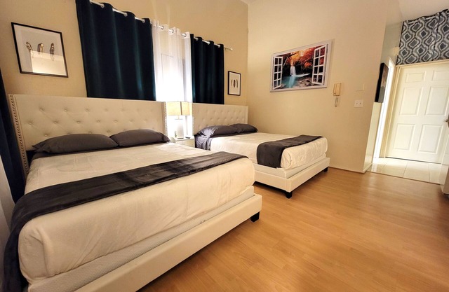 Spacious studio near Beverlywood. 5 minutes to Rodeo Drive!