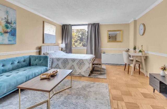 Spacious Studio - Next to Metro