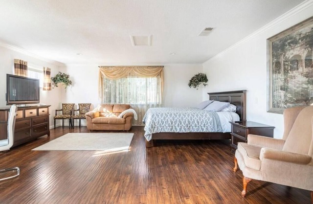 Spacious Studio Retreat in Quiet Neighborhood with Self Check-In,Super Fast WiFi
