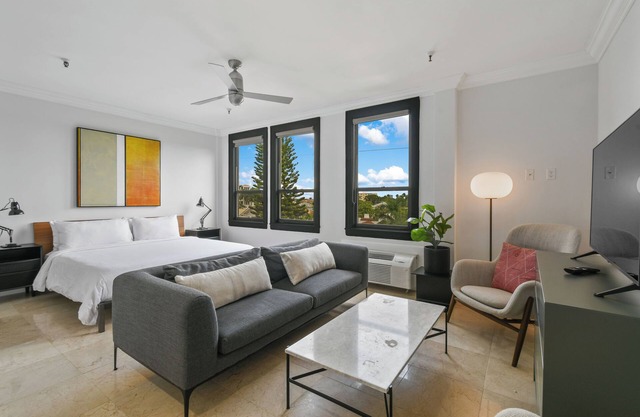 Spacious Studio - Tropical Tribeca. Pool, Minutes to Beach and Dining
