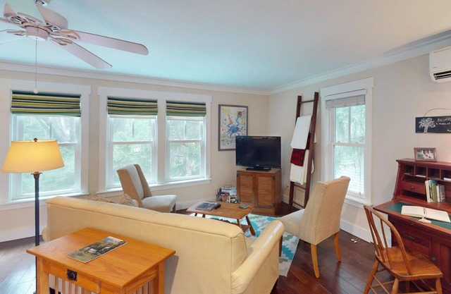 Spacious studio w/private W/D, steps to downtown Bluffton + near Hilton Head