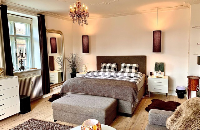 Spacious, Stylish Apartment, king-size beds, fast WiFi, office, close to centrum