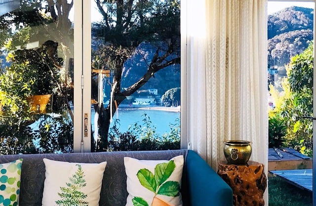 Spacious & stylish Gum Tree studio over looking whole Wellington harbour