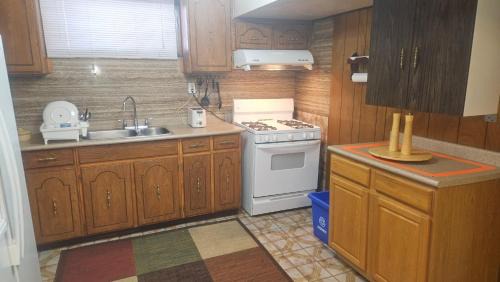 Spacious Suite 1 BR Independent Near Toronto YYZ Airport