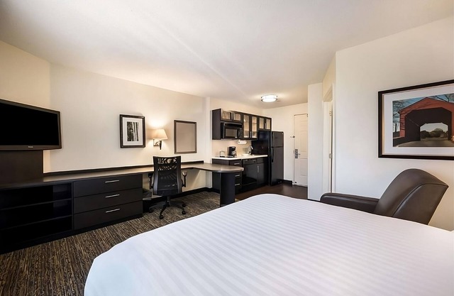 Spacious Suite w/Kitchenette and Working Desk - Budget Friendly stay