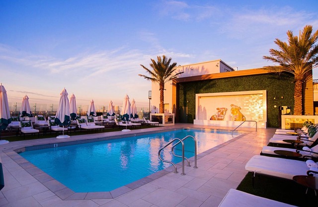 Spacious Suite w/Private Balcony & Soaking Tub – Steps from Beverly Hills