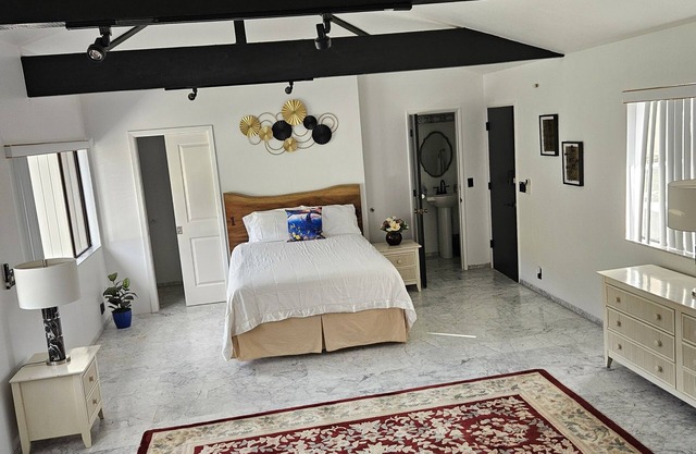 Spacious Suite With Office (Unit A)
