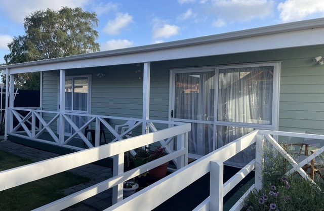 Spacious sunny cottage (airport close, family, pet friendly, disability access)