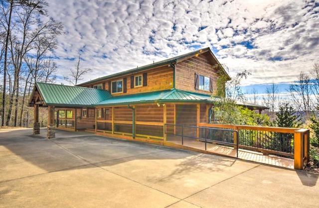 Spacious Talking Rock Cabin with Mountain Views