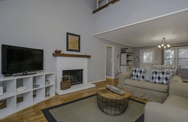 Spacious Tarpon Pond Cottage! Close to Beach Amenity Cards!