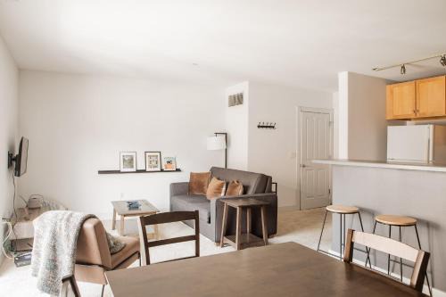 Spacious Third Ward Apt Near Summerfest with Balcony